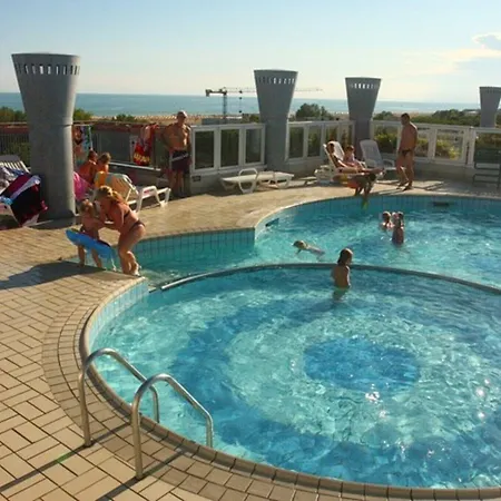 아파트 Lovely Flat In A With Pool - Beahost *